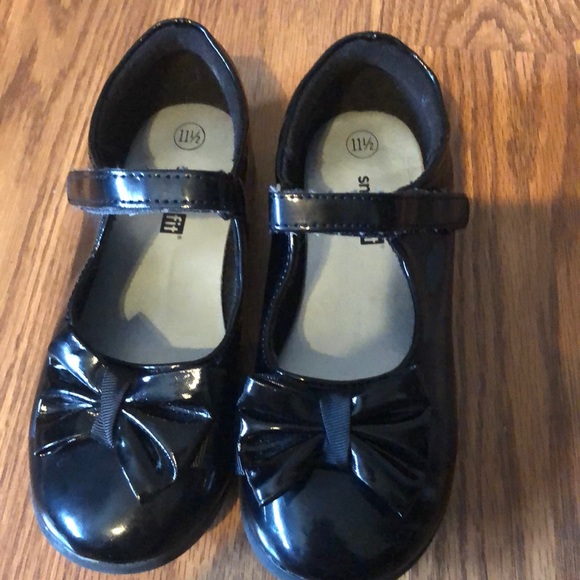 SMART FIT Other - PRE-OWNED TODDLER GIRL DRESS SHIES SIZE 11 1/2